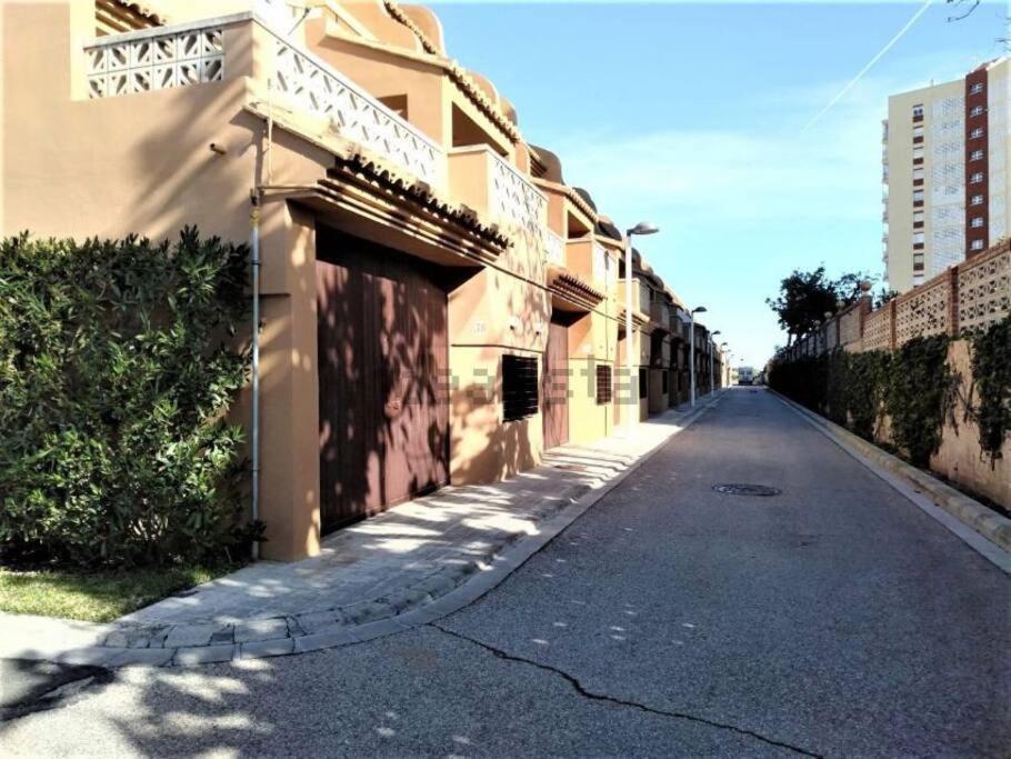 Chalet Adosado En La Playa De El Perellonet Con Piscina, Pista Tenis Valenza Esterno foto