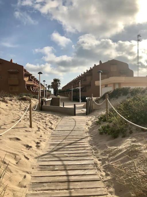 Chalet Adosado En La Playa De El Perellonet Con Piscina, Pista Tenis Valenza Esterno foto