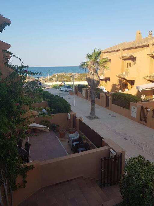 Chalet Adosado En La Playa De El Perellonet Con Piscina, Pista Tenis Valenza Esterno foto