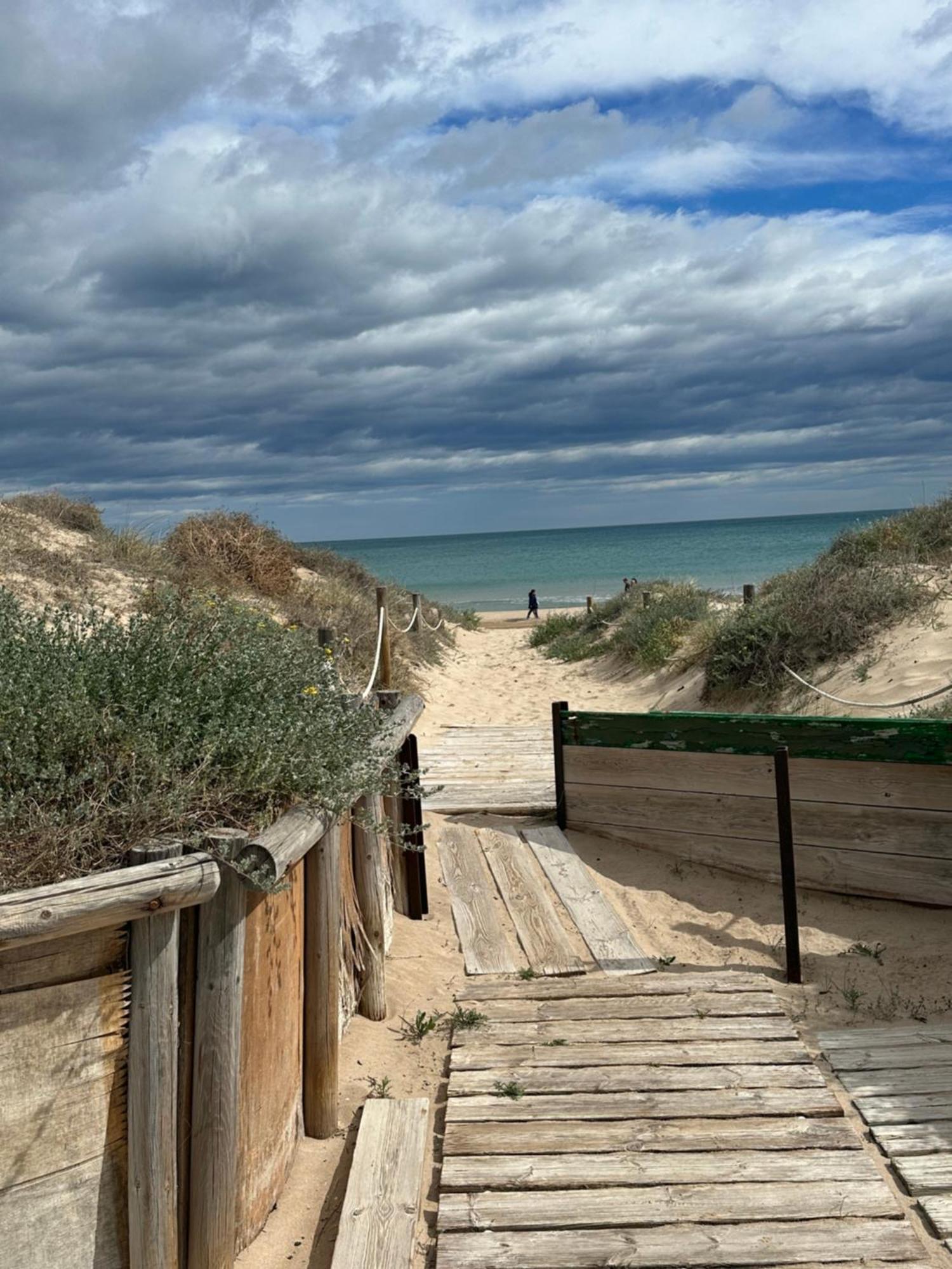 Chalet Adosado En La Playa De El Perellonet Con Piscina, Pista Tenis Valenza Esterno foto
