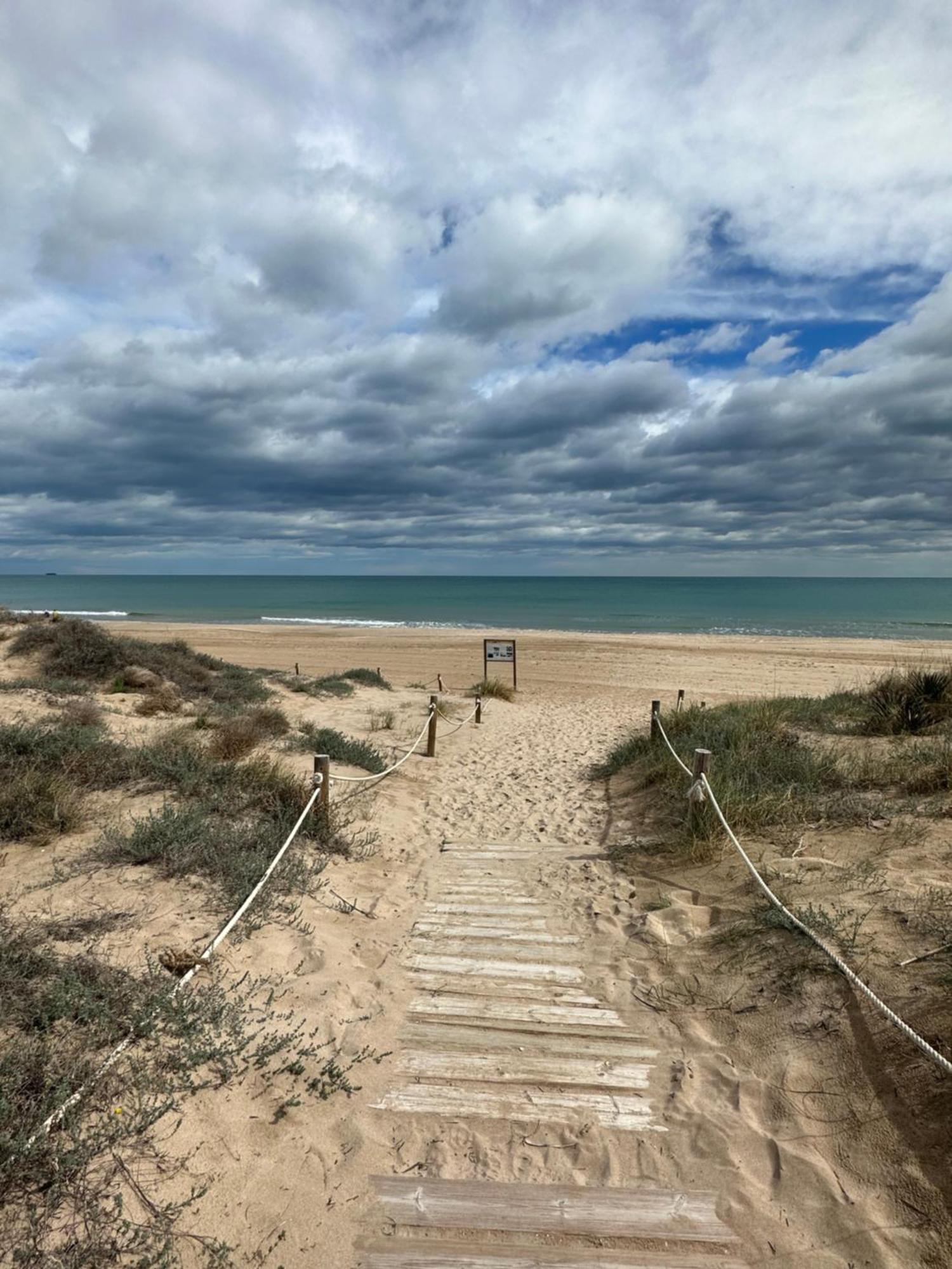 Chalet Adosado En La Playa De El Perellonet Con Piscina, Pista Tenis Valenza Esterno foto